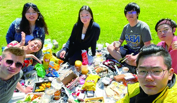 ▲スタンレーパークで卒業前にみんなでピクニック