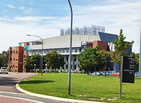 実験棟はキャンパスの最南端に位置し、学生寮からは徒歩20分程度です