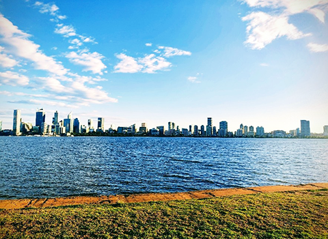西オーストラリアの中心部を流れるスワン川の川岸から見えるパース市中心部の様子。