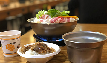 台湾ではこういうひとり鍋も700円とリーズナブル。魯肉飯と飲み物つき！