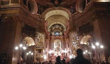 オーストリアのウィーンに行き、教会でオーケストラを聴きました。